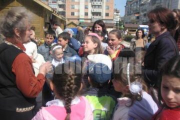 Activități demonstrative: Cei mici învăță de la meșterii populari cum se „scriu” ouăle