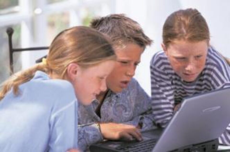 Ministerul Educației a modificat criteriile de acordare a ajutorului bănesc pentru achiziționarea unui calculator. Foto: Photononstop Ministerul Educației a modificat criteriile de acordare a ajutorului bănesc pentru achiziționarea unui calculator. Foto: Photononstop