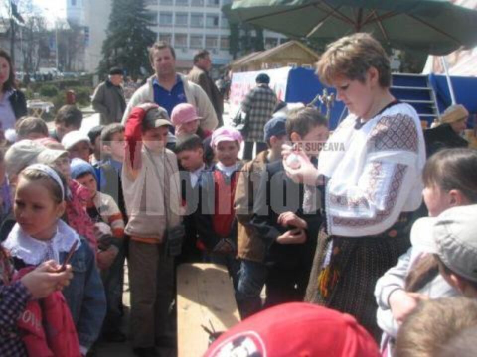 Activități demonstrative: Cei mici învăță de la meșterii populari cum se „scriu” ouăle