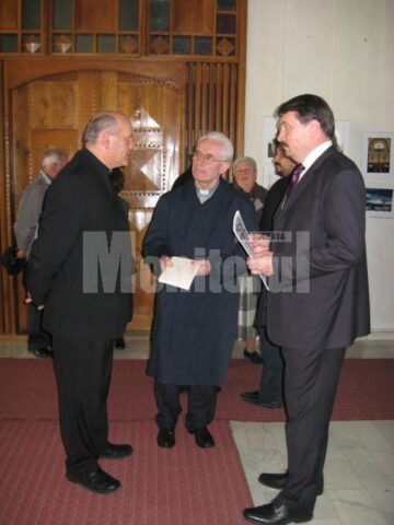 Pr. Iosif Răchiteanu, vicarul episcopal Alois Fechet și vicepreședintele CJ Suceava, Vasile Ilie