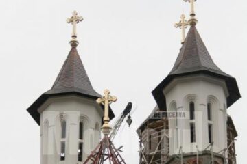 Unic în Bucovina: 13 clopote muzicale intonează „Hristos a Înviat” la Catedrala „Nașterea Domnului”