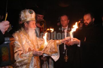 Noaptea de Înviere: Lumina Sfântă a fost așteptată la Suceava de preoți, mireni și călăreți cu făclii
