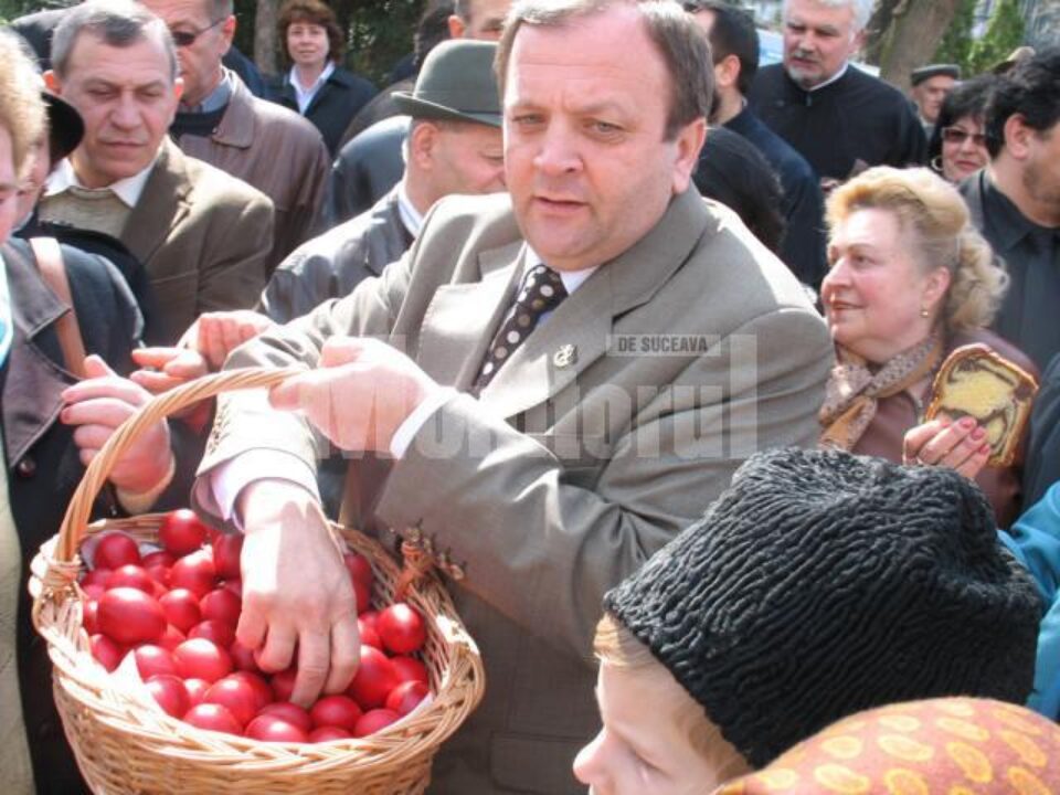 Gheorghe Flutur, a împărțit în prima zi de Paște ouă roșii credincioșilor veniți în parcul din centrul municipiului Suceava
