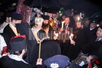 Noaptea de Înviere: Lumina Sfântă a fost așteptată la Suceava de preoți, mireni și călăreți cu făclii