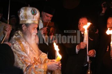 Noaptea de Înviere: Lumina Sfântă a fost așteptată la Suceava de preoți, mireni și călăreți cu făclii