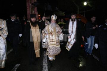 Noaptea de Înviere: Lumina Sfântă a fost așteptată la Suceava de preoți, mireni și călăreți cu făclii
