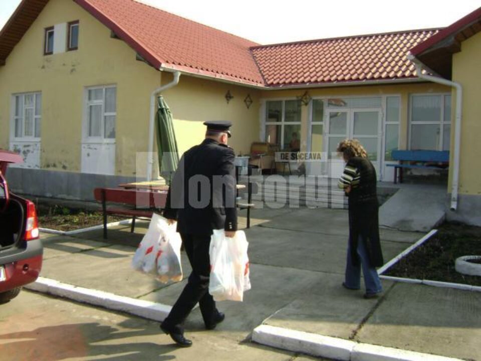 Sute de cadouri au fost împărțite copiilor din centrele de plasament de către reprezentanții ISU Suceava