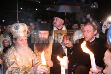 Noaptea de Înviere: Lumina Sfântă a fost așteptată la Suceava de preoți, mireni și călăreți cu făclii