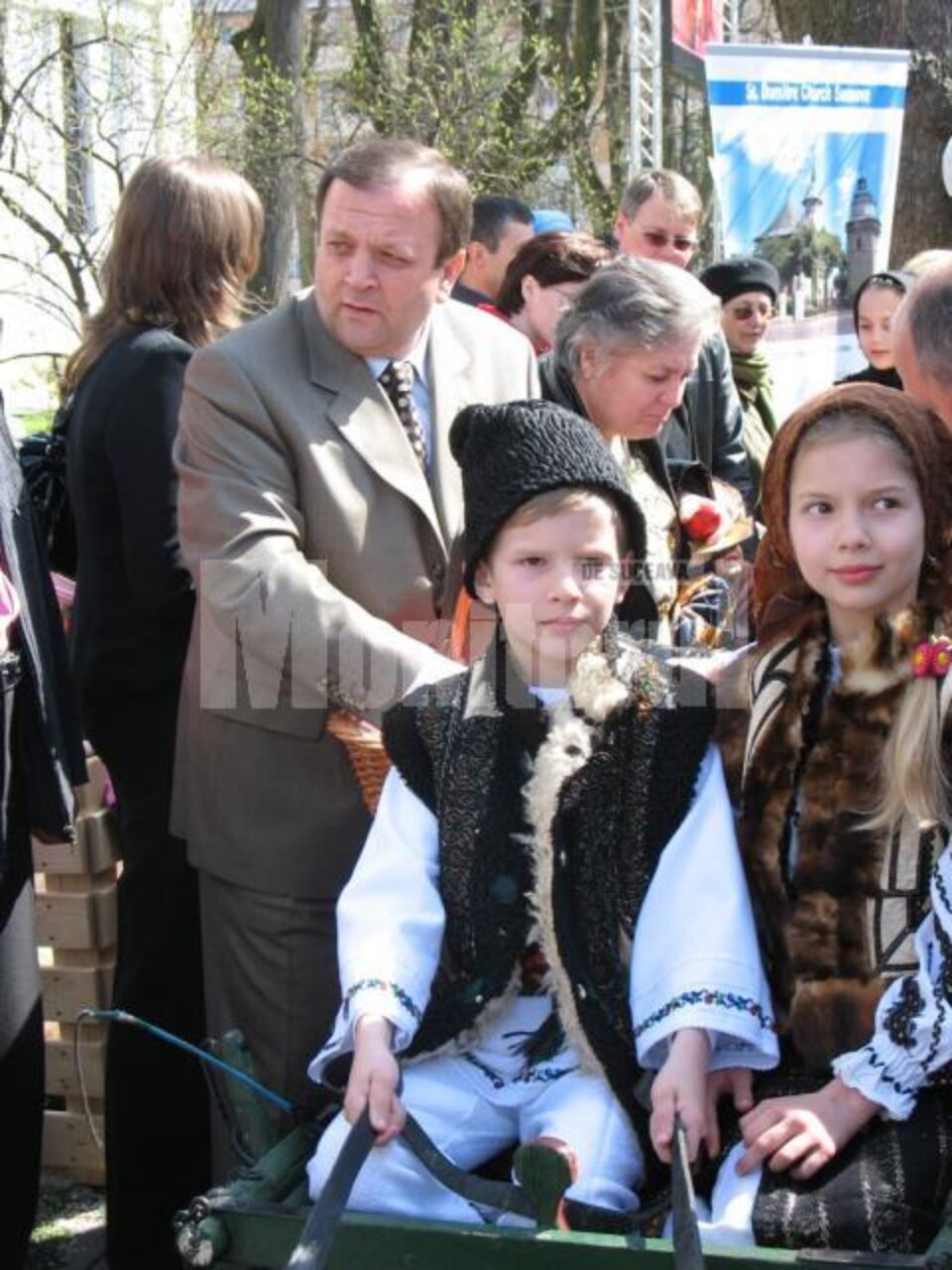 Sărbătoare: Ponei, iepurași și ouă roșii în prima zi de Paște, în centrul Sucevei