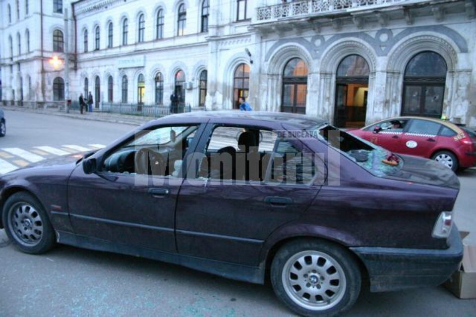 Nici un geam nu a rămas întreg, oglinzile și farurile au fost distruse, iar în mai multe locuri tabla este îndoită sau zgâriată