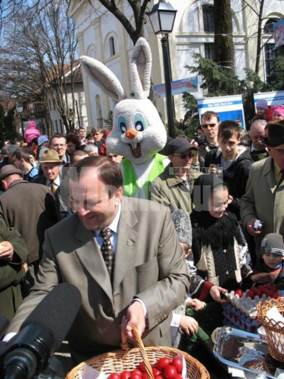 Sărbătoare: Ponei, iepurași și ouă roșii în prima zi de Paște, în centrul Sucevei