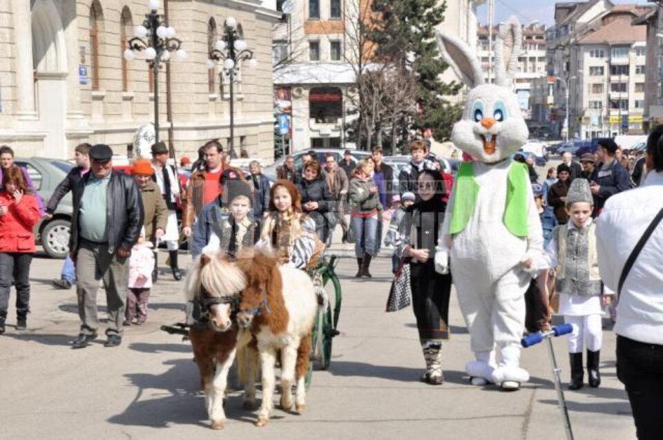 Ouăle au fost transportate într-o minicăruță trasă de doi ponei, la cârma căreia s-au aflat o fetiță și un băiețel