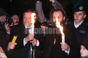 Președintele Consiliului Județean, Gheorghe Flutur, și preotul Cătălin Axinte au adus Lumina Sfântă de la Mormântul Mântuitorului din Ierusalim