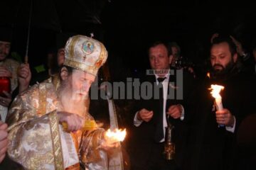 Noaptea de Înviere: Lumina Sfântă a fost așteptată la Suceava de preoți, mireni și călăreți cu făclii