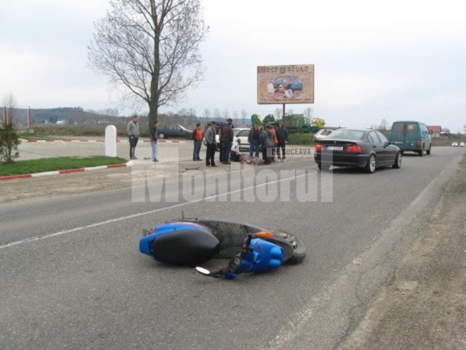 După impactul cu mașina, femeia de pe motoscuter a fost proiectată pe carosabil