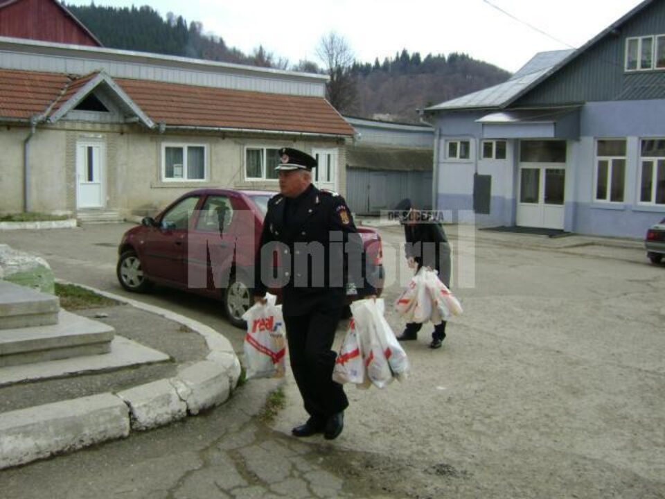 Cadouri: Iepurașul a venit la copii din centrele de plasament în uniformă de pompier