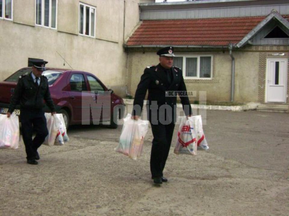 Cadouri: Iepurașul a venit la copii din centrele de plasament în uniformă de pompier