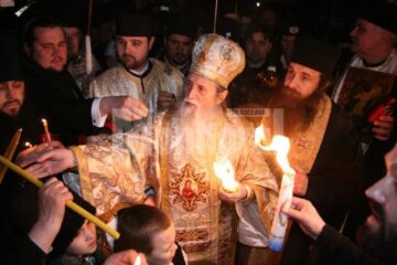 Lumina Harică a fost preluată de ÎPS Pimen, care a distribuit-o apoi preoților, călugărilor și măicuțelor