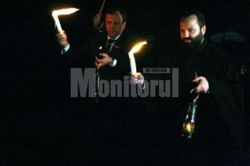 Noaptea de Înviere: Lumina Sfântă a fost așteptată la Suceava de preoți, mireni și călăreți cu făclii