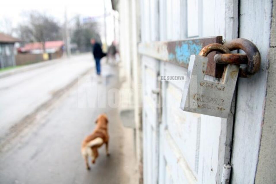 Drugi de fier și lacăte imense sunt puse pentru a-i proteja pe oameni de huligani