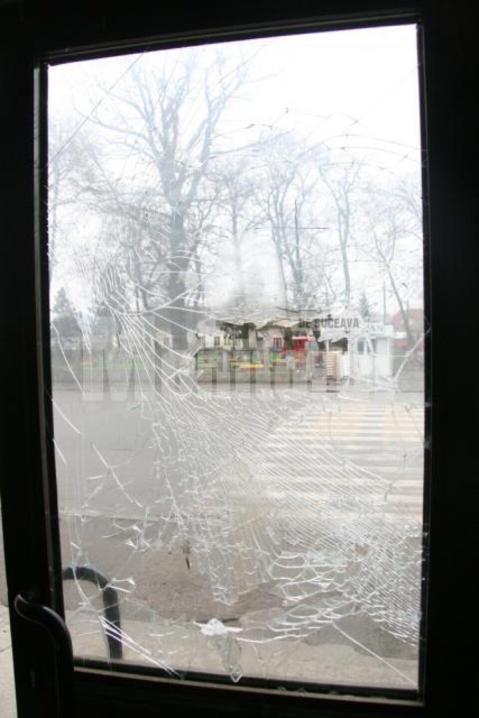 În Ițcani, viața a ajuns precum acest geam vandalizat din gară, adică cioburi