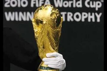 Așa arată trofeul la care râvnește orice fotbalist din lume