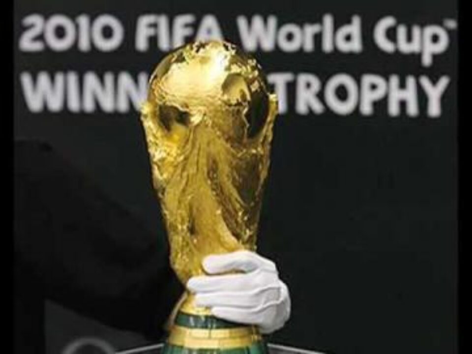 Așa arată trofeul la care râvnește orice fotbalist din lume