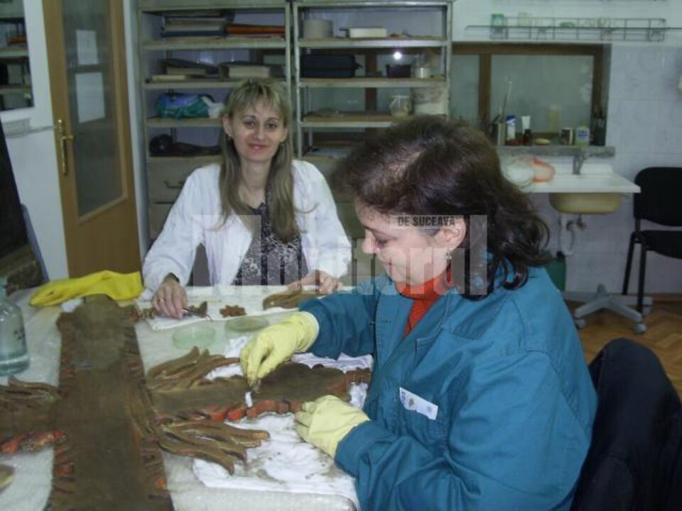 Printre cele mai valoroase piese restaurate la Suceava sunt textilele arheologice, bijuterii, monedă, manuscrise și ceramica de tezaur