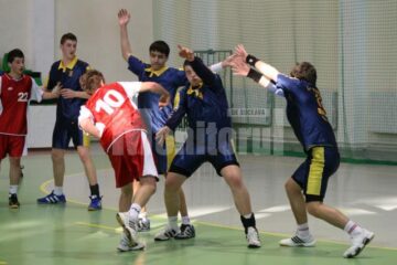 Handbal, juniori II: Sucevenii s-au impus lejer în fața principalei contracandidate la turneul semifinal