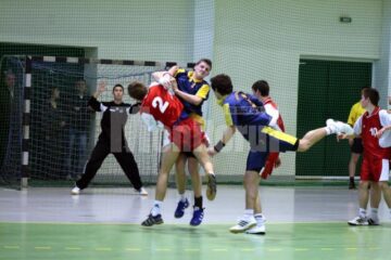 Handbal, juniori II: Sucevenii s-au impus lejer în fața principalei contracandidate la turneul semifinal