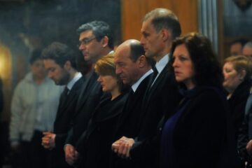 Președintele Traian Băsescu a fost prezent, ieri, la oficierea Sfintei Liturghii de către preoții Catedralei romano-catolice Sfântul Iosif. Foto: MEDIAFAX