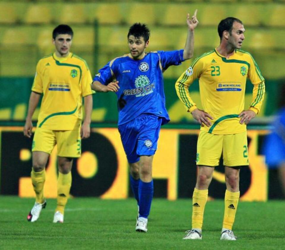 Andrei Raul Rusescu (centru), de la Unirea Urziceni, se bucură pentru gol în meciul cu FC Vaslui. Foto: Liviu CHIRICA / MEDIAFAX Andrei Raul Rusescu (centru), de la Unirea Urziceni, se bucură pentru gol în meciul cu FC Vaslui. Foto: Liviu CHIRICA / MEDIAFAX