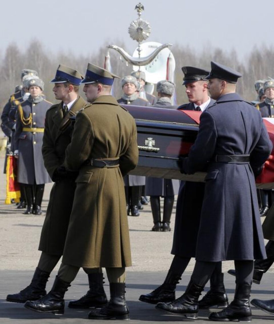 Trupul neînsuflețit al președintelui polonez Lech Kaczynski a fost repatriat ieri din orașul rus Smolensk. Foto: MEDIAFAX