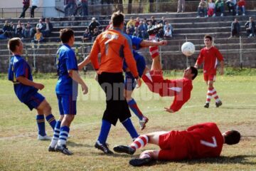 Lupta acerbă pentru puncte în Liga a IV-a. Foto: Dan FILIPCIUC