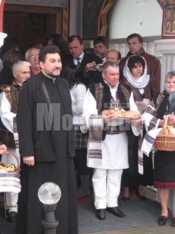 Preotul Corneliu Luca parohul Bisericii din Valea Putnei