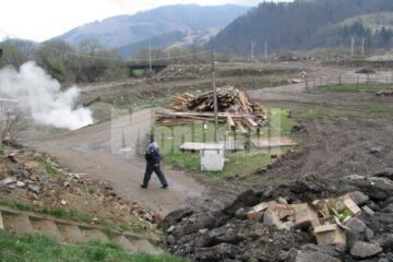 Calea de acces către câteva proprietăți a fost blocată de firma Măricuț care dorește să amenajeze acolo o parcare
