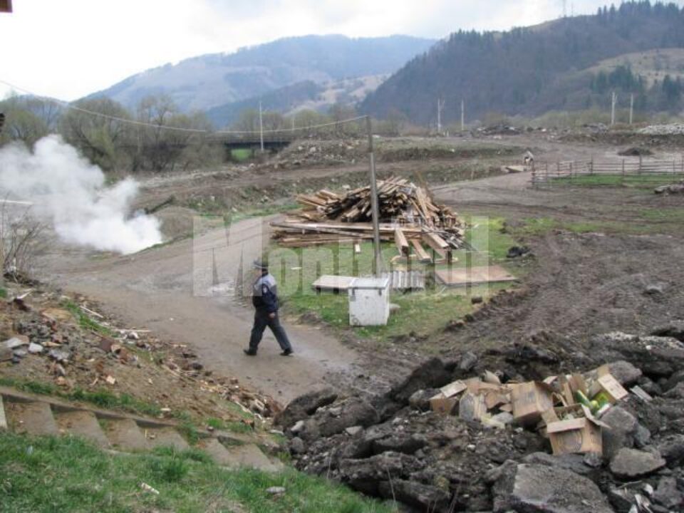 Calea de acces către câteva proprietăți a fost blocată de firma Măricuț care dorește să amenajeze acolo o parcare