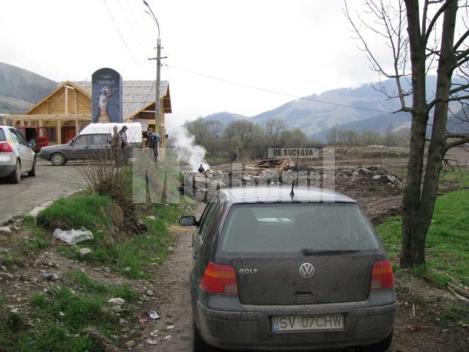 Calea de acces către câteva proprietăți a fost blocată de firma Măricuț care dorește să amenajeze acolo o parcare