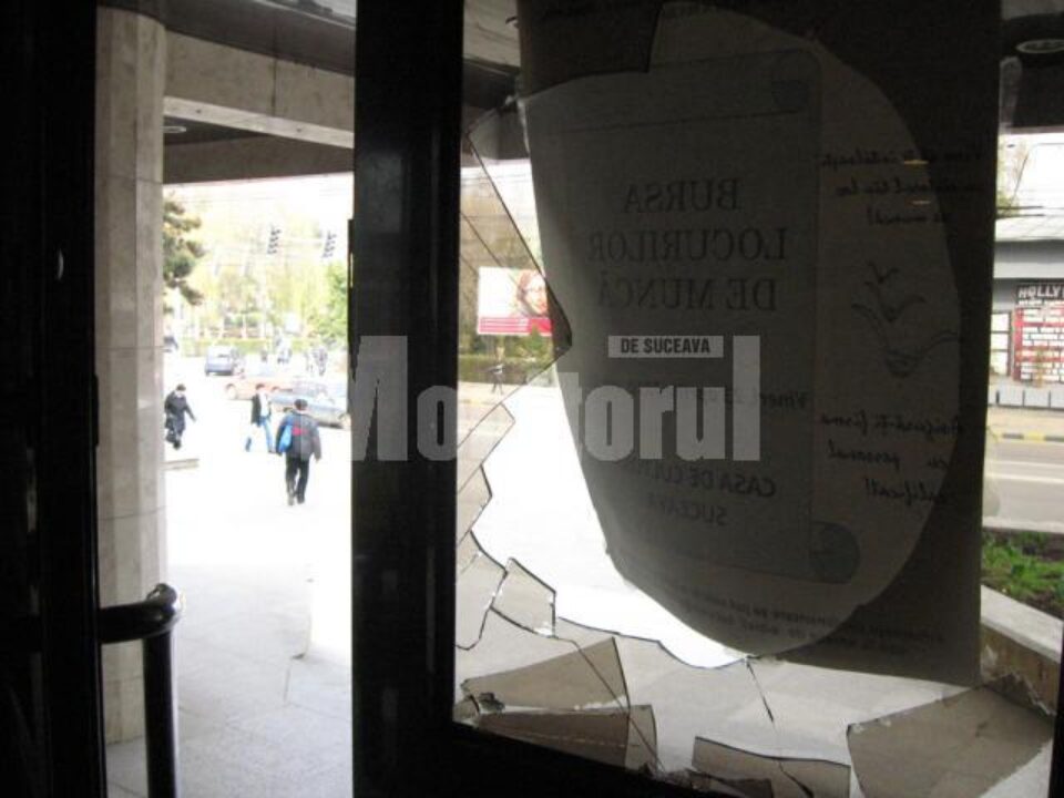 Ușa Primăriei Suceava, spartă cu pumnul