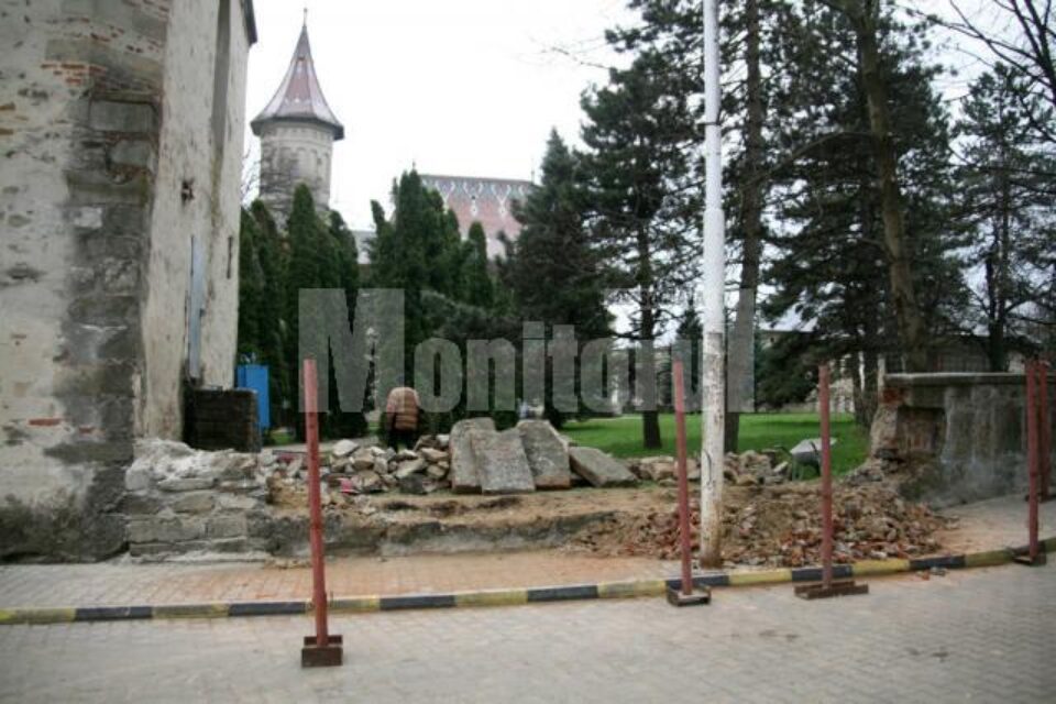 Zidul vechi al Mănăstirii Sfântul Ioan cel Nou de la Suceava, aflată în patrimoniul UNESCO, a început să fie demolat și urmează a fi înlocuit cu altul Zidul vechi al Mănăstirii Sfântul Ioan cel Nou de la Suceava, aflată în patrimoniul UNESCO, a început să fie demolat și urmează a fi înlocuit cu altul