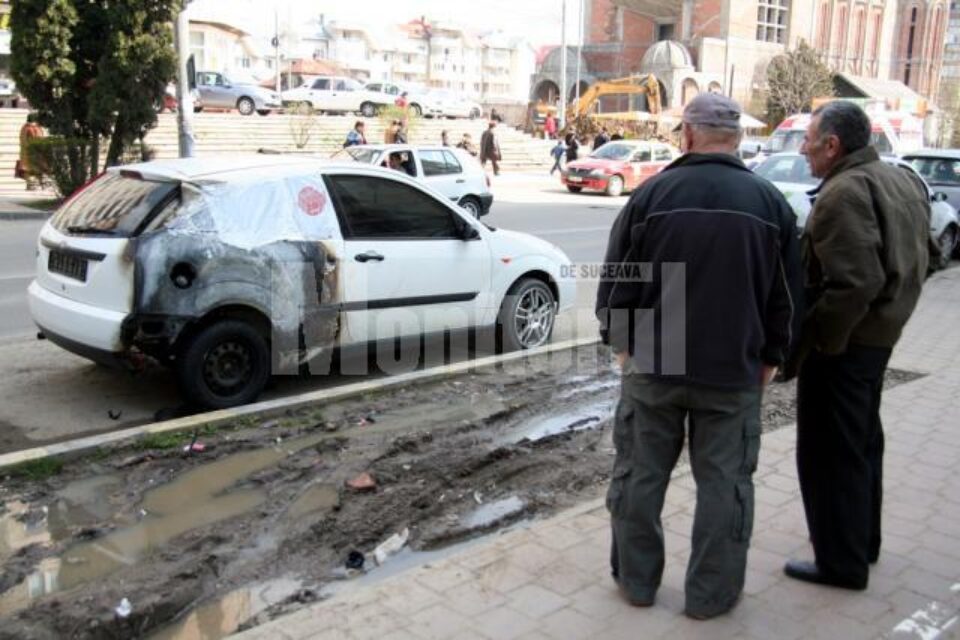 Un autoturism Skoda și unul Ford, incendiate o mână criminală