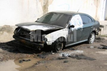 Un autoturism Skoda și unul Ford, incendiate o mână criminală