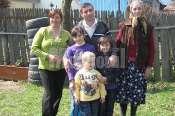 O familie fericită - familia Gorban cu trei dintre copii și bunica