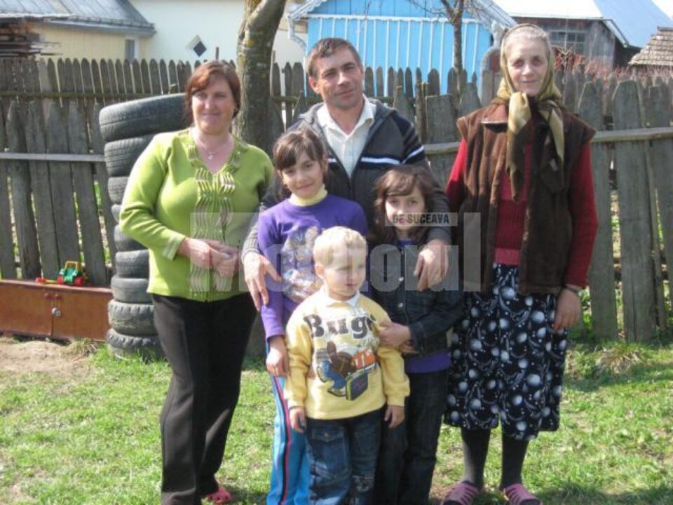O familie fericită - familia Gorban cu trei dintre copii și bunica