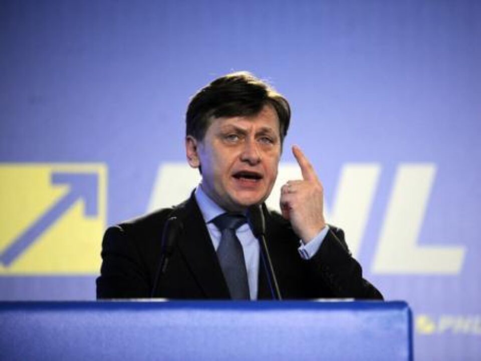 Antonescu: Văd o guvernare fără Berceanu sau Videanu, care au venit la putere cu propria clientelă de partid. Foto: MEDIAFAX Antonescu: Văd o guvernare fără Berceanu sau Videanu, care au venit la putere cu propria clientelă de partid. Foto: MEDIAFAX