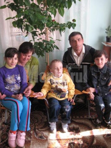 A doua șansă: O familie din Boroaia a adoptat doi copii părăsiți în maternitate