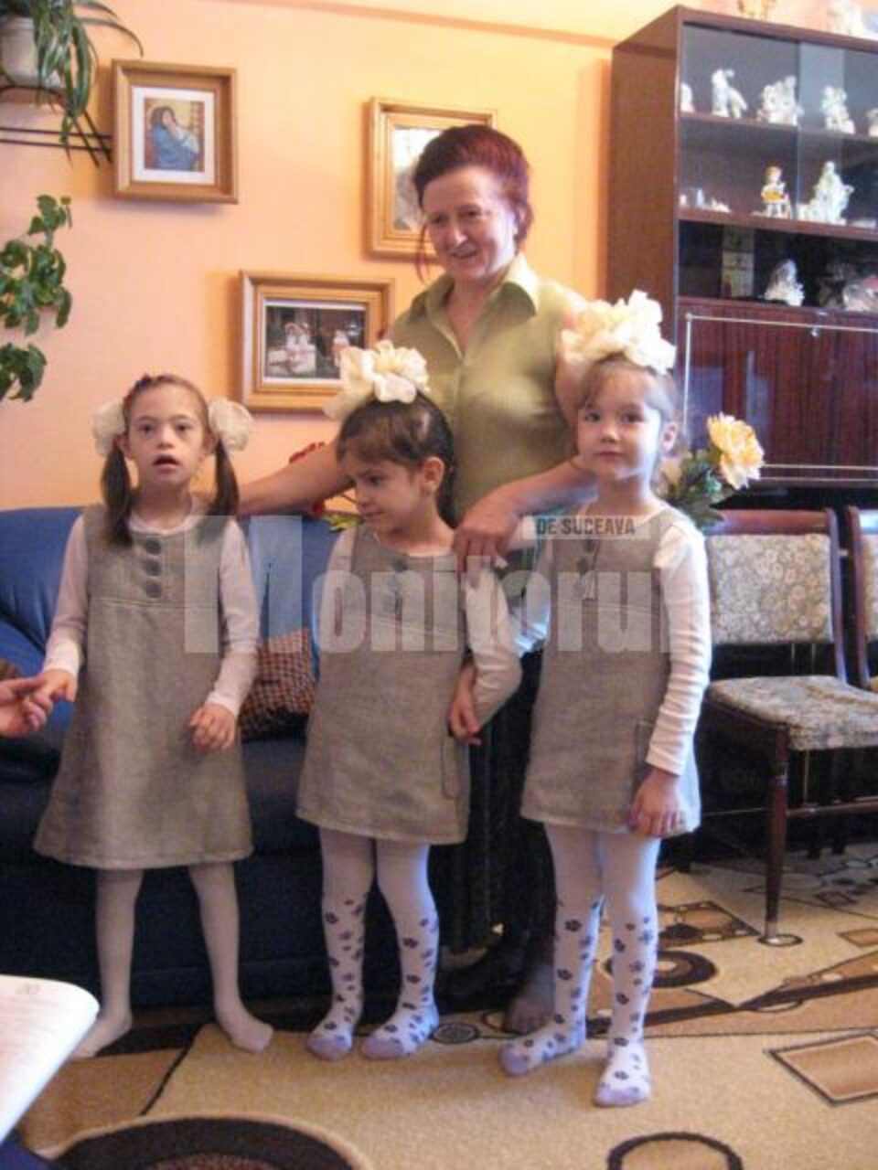 Mama Anișoara, împreună cu fetițele luate în plasament