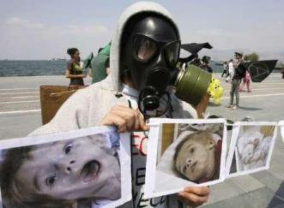 Participant la demonstrațiile prilejuite de marcarea a 22 de ani de la dezastrul de la Cernobyl. Izmir, Turcia, 26 aprilie 2008. Foto: REUTERS