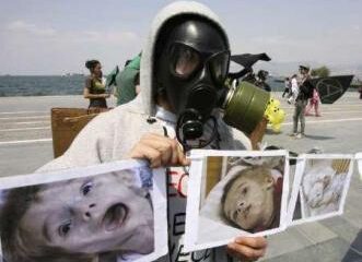 Participant la demonstrațiile prilejuite de marcarea a 22 de ani de la dezastrul de la Cernobyl. Izmir, Turcia, 26 aprilie 2008. Foto: REUTERS