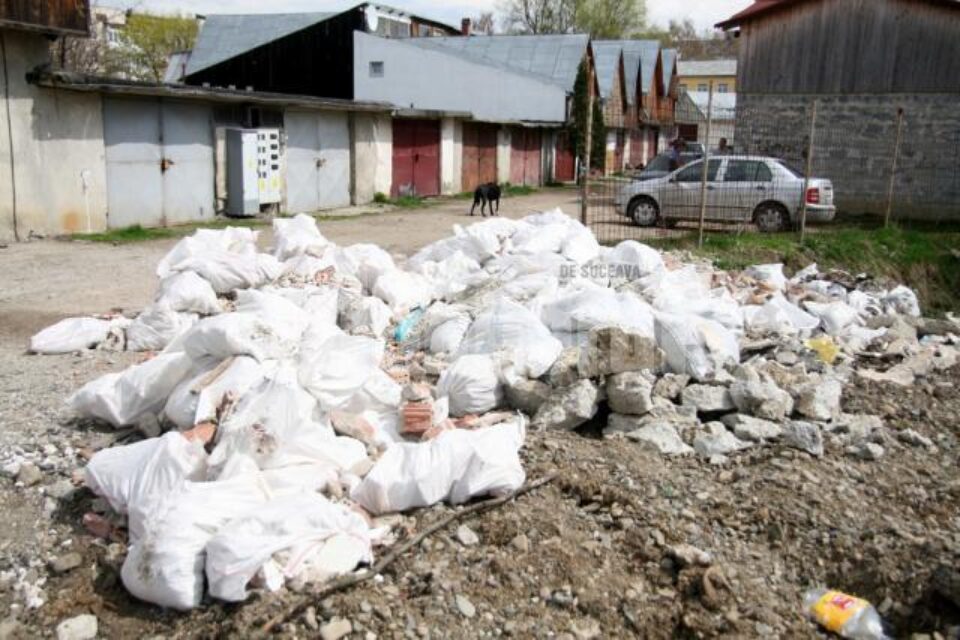 Periferia municipiului Suceava, în zona cartierului George Enescu, s-a transformat într-o imensă groapă de gunoi clandestină Periferia municipiului Suceava, în zona cartierului George Enescu, s-a transformat într-o imensă groapă de gunoi clandestină